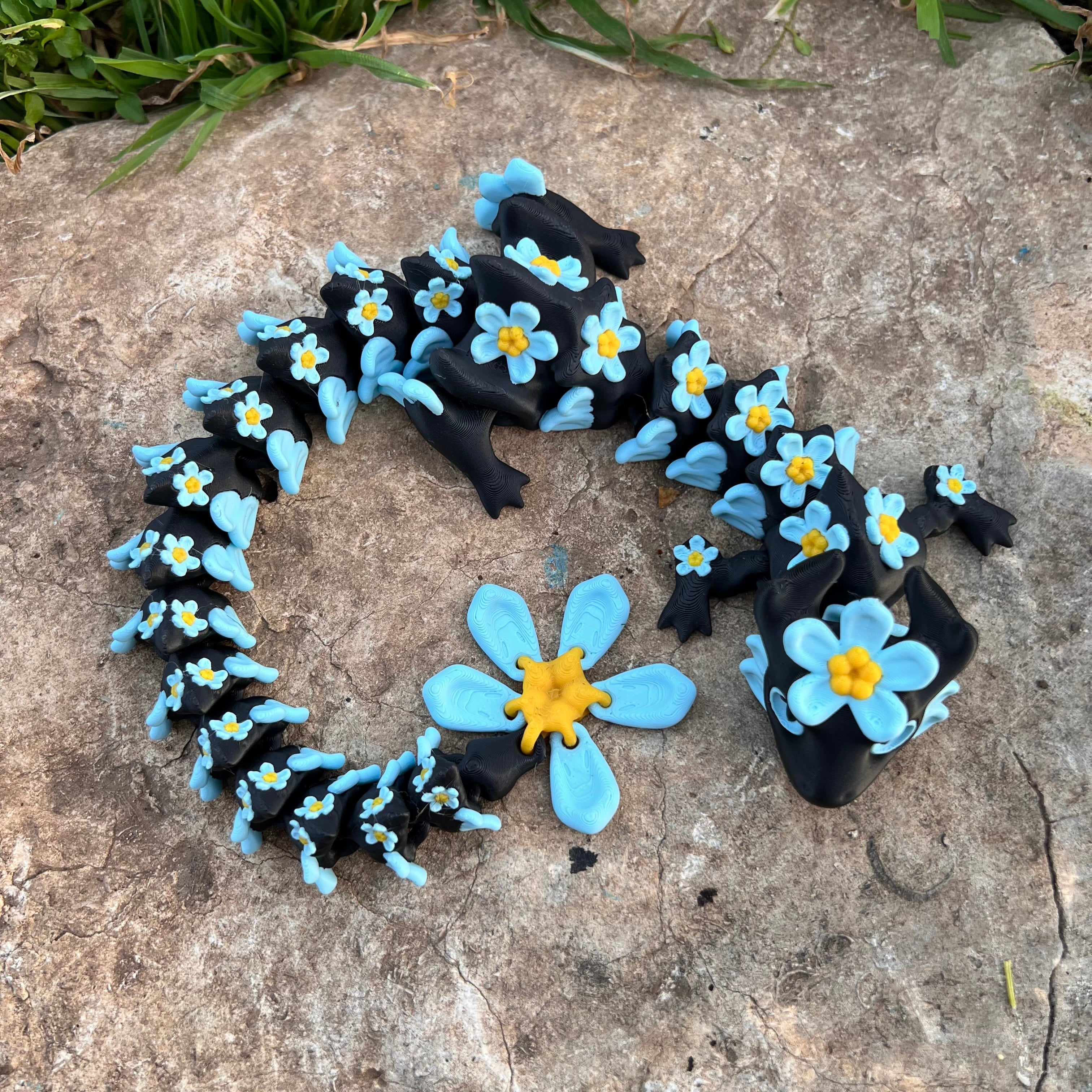 Articulated Forget Me Not Dragon – Florale Eleganz | Wunschgröße & Farbe