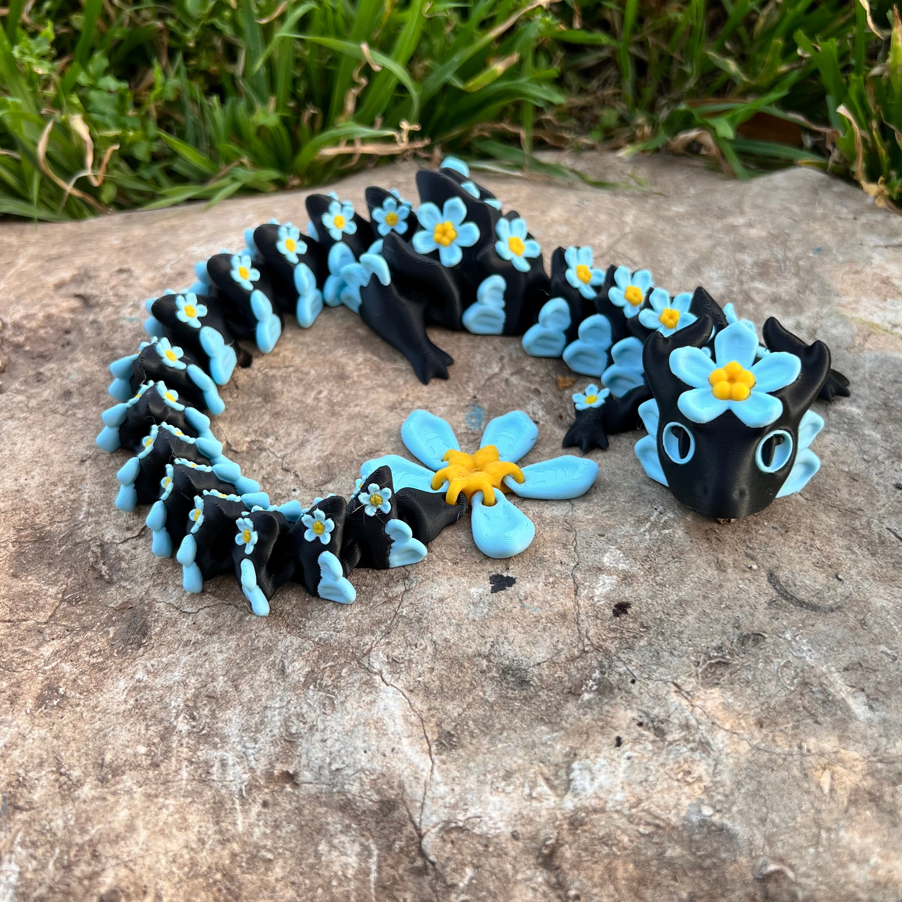 Articulated Forget Me Not Dragon – Florale Eleganz | Wunschgröße & Farbe